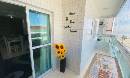 Apartamento 02 dormitórios sendo suíte compartilhada, 50 metros do mar.
