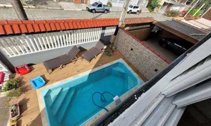 Luxuosa Casa de Dois Andares a Apenas 200m da Praia - 3 Dormitórios, 2 Suítes