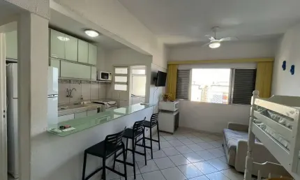 Kitnet com elevador toda bonita a uma quadra da praia na vila tupi