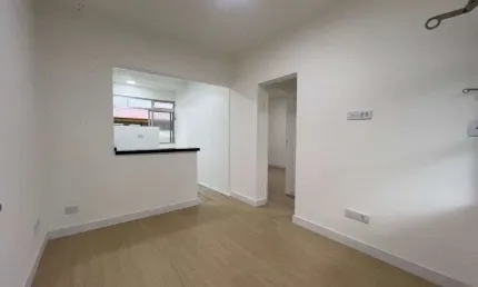 Apartamento 1 dorm reformado no 2º andar de escada na avenida da Praia