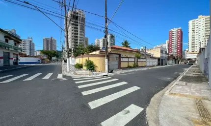 Casa de esquina no canto do forte – conforto, espaço e localização privilegiada!
