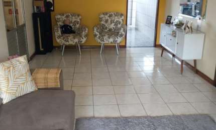 Ampla Casa de 3 Quartos à Venda no Centro de Simões Filho