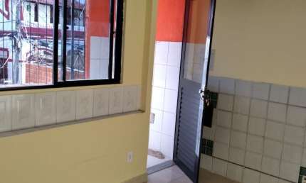 Apartamento Reformado com 2 Quartos e Varanda Próximo ao Metrô e Transporte Público