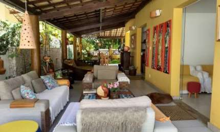 Ampla Casa em Condomínio em Jaguaribe – 5 Quartos, Área Verde, Piscina e Energia Solar