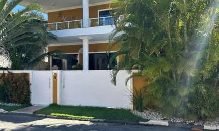 Luxuosa Casa Mobiliada com 5 Suítes e Piscina em Villas