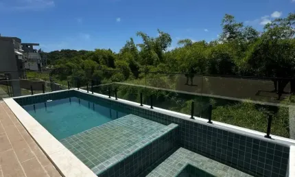 Luxuosa Casa com 4 Suítes e Vista para Área Preservada no Alphaville Litoral Norte 2