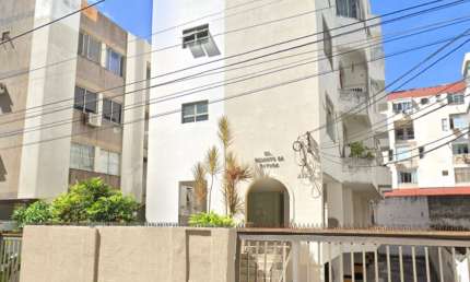 Apartamento à venda na Pituba – Recém reformado e bem localizado  Vendo apartamento espaçoso, recém-reformado, na Pituba, próximo ao Hospital da Bahia. O imóvel conta com: 	•	2 suítes 	•	Lavabo 	•	Var