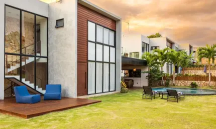 Casa aconchegante com área construída de 510 m2 equipada com 07 Suites, 100% mobiliada, espaço e conforto integrada a natureza.