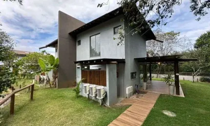 CASA LUXUOSA - 3 QUARTOS SENDO 2 SUÍTES - POPRTEIRA FECHADA - PRAIA DO FORTE