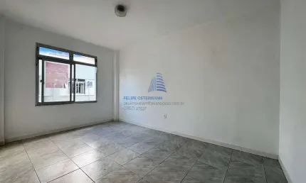Apartamento Padrão de 2 dormitórios, bom de sol, ventilado e iluminado, 1 vaga de garagem- Trindade/Fpolis