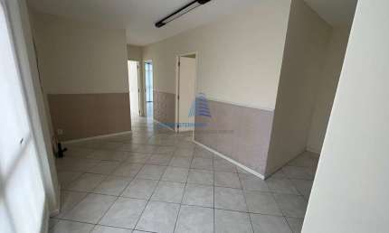 Sala Comercial em Centro, Florianópolis/SC, 3 ambientes, hall de recepção, copa, depósito e banheiro, com 67 m2 privativos! Aluguel Direto com Proprietário