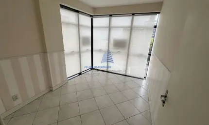 Sala Comercial em Centro, Florianópolis/SC, 3 ambientes, hall de recepção, copa, depósito e banheiro, com 67 m2 privativos! Aluguel Direto com Proprietário