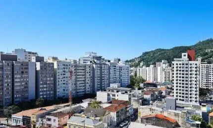 Studio todo reformado e mobiliado, com 1 vaga coberta e numerada