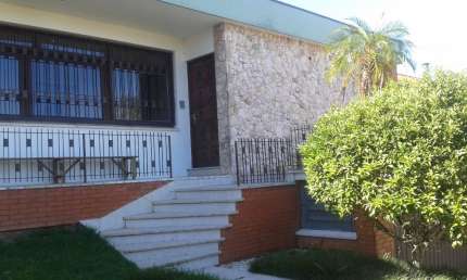 Casa com 3 quartos para alugar na Rua Manauê, 98, Vila Assunção, Porto Alegre