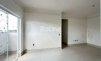 Apto no Santa Mônica, acabamento de primeira, elevador, 2quartos(suíte) ótima localização.