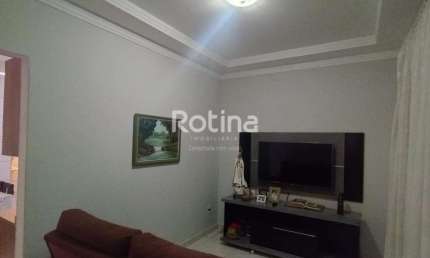 Apartamento com 3 Quartos e 2 banheiros à Venda, 70 m² por R$ 270.000