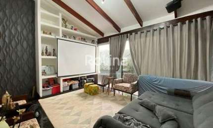 Casa com 3 Quartos e 2 banheiros à Venda, 229 m² por R$ 800.000