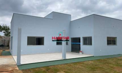 Localizada em um condomínio fechado, a casa oferece segurança e privacidade aos moradores, o que é uma vantagem considerável.