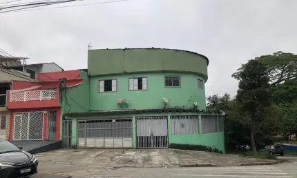 VENDE PRÉDIO COMERCIAL COM APARTAMENTOS NA SOBRELOJA.