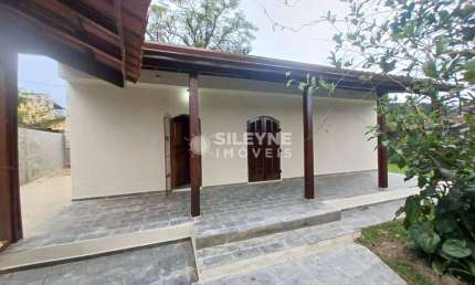 TINGA - CASA DE 01 DORMITÓRIO, GARAGEM E AMPLO JARDIM