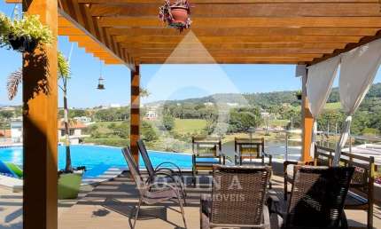 Casa à venda no Fazenda SerrAzul com uma vista incrível para a Serra e Lago, aceita permuta!