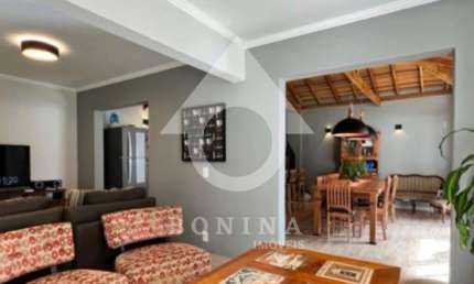Casa a Venda terreno 450m 3 dorms 1 suíte e amplo quintal  por R$ 2.340.000 no Cond.Nature Village 2 - Jd Ermida 1 em Jundiaí-SP