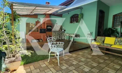 Casa a venda na Quinta das Videiras, com 228m2 de área construída com infra estrutura para toda a família,  4 dormitórios e 5 banheiros 4 vagas.