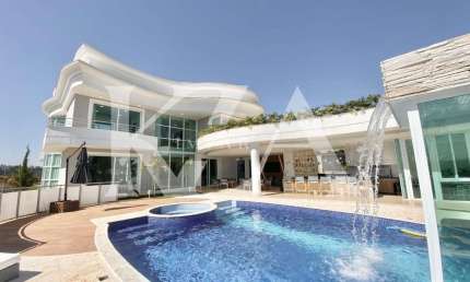 Quinta das Paineiras- Casa Cinematográfica- Porteira Fechada- Mude agora mesmo- 4 suítes, piscina, sacada exclusiva e muito requinte.