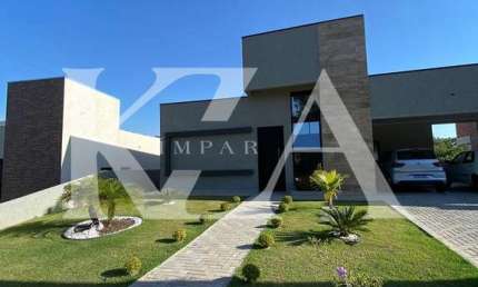 Casa recém-construída no Residencial Lagos de Jarinu com 210m², 3 suítes, terreno de 608m², 4 vagas e lazer completo. Permuta por apto até R$ 800 mil.