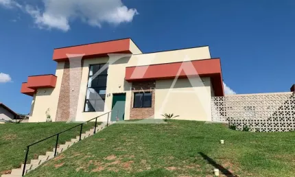 Montes Claros- Casa totalmente TÉRREA- Alto Padrão- Moderna e funcional em um lote de 900m²- Analisa Permuta por lote ou imóvel de menor valor.