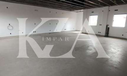 Salão Comercial de Alto Padrão no Centro de Jundiaí-SP: 2 salas, 4 banheiros, 3 vagas de garagem, 245m² de área
