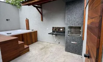 Casa no bairro canto do forte,2 dormitorios 2 wc,2 vagas de garagem.