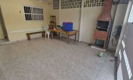 Casa a venda no tude bastos - 3 dormitórios e churrasqueira a carvão.
