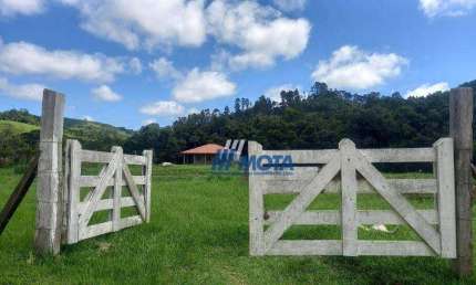 Chácara a venda Castro Paraná com 1,5 alqueires  com casa e seis tanques com mais ou menos 450,00m2 cada tanque. Casa  avarandada com quarto, sala