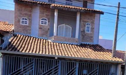 SOBRADO C/ 250 M² / 03 QUARTOS SENDO 01 SUÍTE / 02 VAGAS