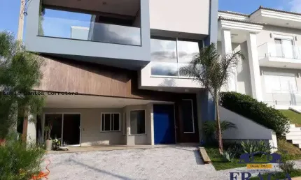 CASA MOBILIADA EM COND. FECHADO C/ 300 M² / 03 SUÍTES / 04 VAGAS
