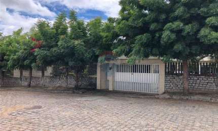 Casa muito ampla com 5 quartos sendo um suíte master no Parque Floresta