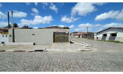 Oportunidade Imperdível: Casa à Venda na Avenida Três Américas, Lagoa Azul, Natal/RN!