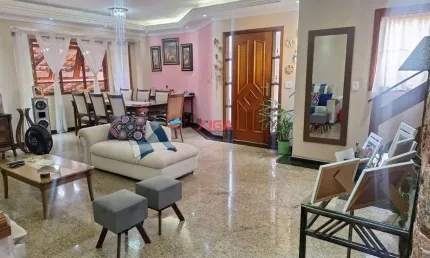 Sobrado de luxo no Jardim Campo Grande: 4 quartos, 2 suítes, 2 salas, 3 banheiros, 3 vagas, 191m² - São Paulo-SP