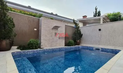 Linda casa com piscina em condomínio fechado no jardim Marajoara