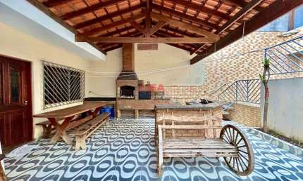 Imperdível Casa à Venda em Veleiros: 2 quartos, 2 suítes, 2 salas, 3 vagas de garagem, 120,00 m² - Área gourmet com forno de Pizza e Churrasqueira.