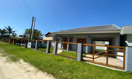 Casa nova no balneário de são jorge com quatro quartos.