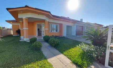 Linda casa na avenida taquara a duzentos metros do mar.