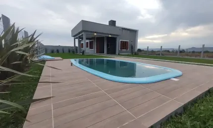 Linda casa com piscina a venda em arroio do sal-rs.