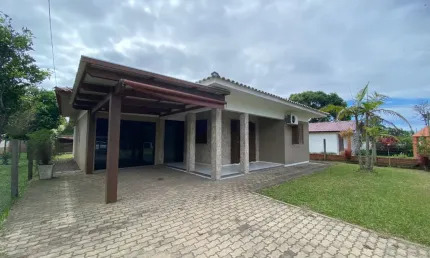 Casa a venda em arroio do sal-rs, mobiliado em ótima localização.
