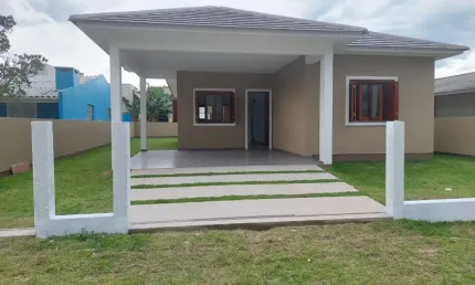 Linda residência localizada no balneário são jorge em arroio do sal, com 120m² de área construída.