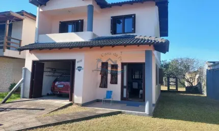 Linda residência localizada no balneário quatro lagos, em arroio do sal, com 110m² de área construída, a apenas 200 metros do centro.