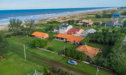 Descubra a beleza e o potencial de investimento desta charmosa casa no bairro rondinha, localizada no acolhedor município de arroio do sal. a apenas 30 metros da beira mar.