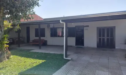 Descubra a beleza e o potencial de investimento desta charmosa casa no balneário areias brancas, localizada no acolhedor município de arroio do sal.