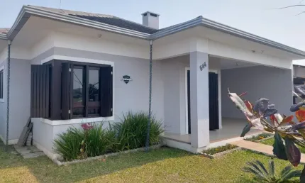 Encantadora residência localizada no balneário camboim em arroio do sal, a apenas 400 metros do mar. com uma área construída de 111m², construída em um lote de12x25.